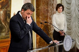 El primer ministro italiano Matteo Renzi formalizó su renuncia al cargo. (ARCHIVO)