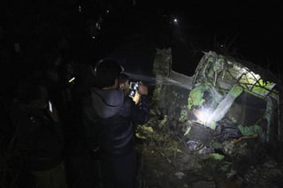 El avión quedó destruido por completo y todos los cuerpos quedaron irreconocibles, dispersos en un amplio radio de una zona montañosa. (EFE)