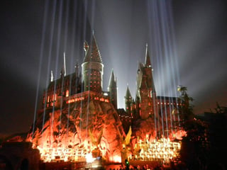 Toda la atracción de Harry Potter tuvo un costo de 500 millones de dólares y ocupa el mismo sitio en donde años atrás existió el anfiteatro de los Estudios Universal.