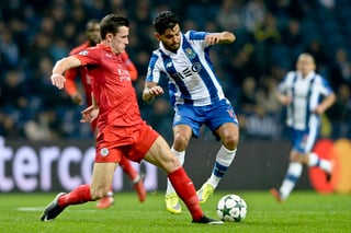 Jesús Corona anotó un golazo, puso el pase para el primer tanto y participó en la tercera anotación en la paliza del Porto 5-0 ante Leicester. (EFE)