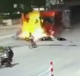 Camión pierde el control y explota en Guangdong