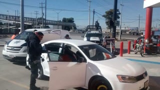 Los agentes preventivos detectaron un vehículo Volkswagen tipo Jetta, color blanco, modelo 2014, con dos personas del sexo masculino en actitud sospechosa a bordo del mismo. (ESPECIAL)