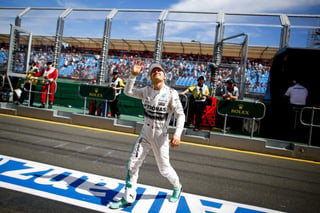 Tras el sorpresivo retiro de Nico Rosberg, la escudería Mercedes busca el reemplazo del piloto alemán. (Archivo)
