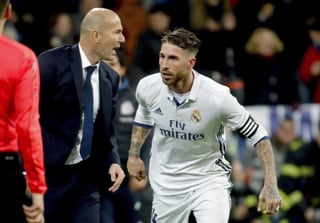 Zidane aseguró que a Ramos 'lo puedes marcar', pero 'como es listo es complicado' defenderlo para que no anote. (EFE)