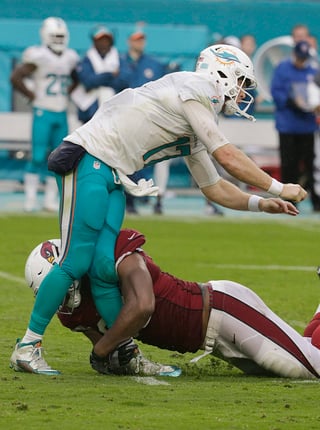 Ryan Tannehill sufrió una lesión en la victoria de los Dolphins. (AP)