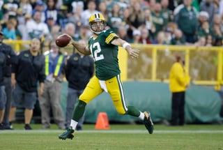 Aaron Rodgers lanzó tres pases de anotación en la paliza de los Packers ante Seahawks. (AP)