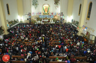 Como en antaño. Cientos de feligreses participaron en la misa de gallo para venerar a la Virgen de Guadalupe. (Ramón Sotomayor Covarrubias)