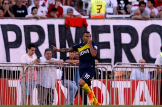 Carlos Tévez marcó dos goles en el triunfo de Boca 4-2 sobre River Plate en el clásico de Argentina. (Jam Media)