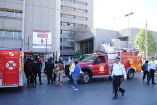 Incendio. Evacuan a 170 de la torre de especialidades de la clínica 71 del IMSS, por conato de incendio en habitación del cuarto piso. 
