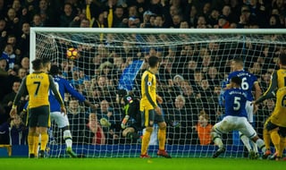 Ashley Williams (5) anota el gol de la victoria del Everton al minuto 86. (EFE)