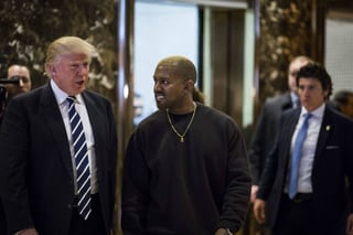 Amistad. Con el cabello teñido de rubio Kanye West visitó a Donald Trump ayer y ambos posaron para fotos juntos.