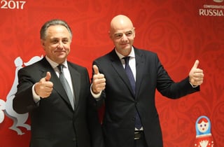 Gianni Infantino (derecha) propone Copas del Mundo con 48 selecciones participantes. (AP)