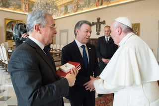 El pontífice argentino invitó a Santos y al predecesor de éste en la presidencia, Uribe, para discutir el acuerdo de paz con las FARC. (AP)