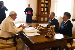 Francisco abrió las puertas de la Biblioteca del palacio pontificio y les sentó ante su escritorio para recordarles la importancia 'de la cultura del encuentro'. (EFE)