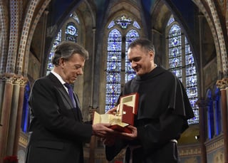 Durante la entrega del llamado 'Nobel católico de la paz', que otorga la Orden de los Franciscanos de Asís, Santos, como hiciera en Oslo, dedicó el premio a los millones de víctimas del conflicto. (EFE)