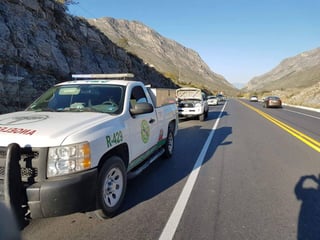Ángeles. Elementos de los Ángeles Verdes ayudan a los paisanos en la carretera, pese a no traer suficiente gasolina. (EL SIGLO DE TORREÓN)