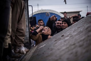 Ya son 60 mil las personas que han huido de Mosul y llevan consigo una sola carga: los terribles recuerdos que el Estado Islámico ha impreso durante dos años en sus cuerpos y sus mentes. (ARCHIVO)
