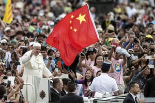 China y el Vaticano mantienen rotos sus vínculos bilaterales desde hace más de 50 años, desde tiempos de la “revolución cultural” de Mao Zedong. Desde entonces existe en el país dos iglesias católicas, una “subterránea” fiel a Roma y otra “oficial”, fiel al régimen comunista. (ARCHIVO)