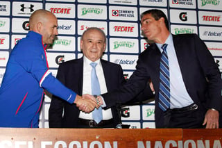 Eduardo de la Torre (d) director deportivo de Cruz Azul mencionó que pudieran llegar dos refuerzos más a la 'Máquina'. (El Universal)