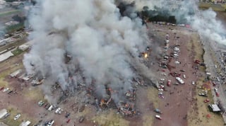 Las explosiones más intensas duraron unos 25 minutos e hicieron desaparecer los 300 puestos de este tianguis que opera con permiso del Gobierno estatal y de la Secretaría de la Defensa Nacional. (AP) 