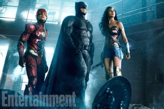 La revista Entertainment Weekly recién reveló una nueva foto del equipo de DC Comics en donde aparece “Wonder Woman”, “Batman” y “Flash”.