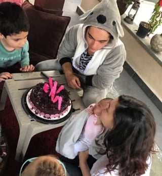 Subtil publicó en su cuenta de Instagram una imagen y video de la celebración, en la que se le ve cargando a su hija, mientras Mayer enciende las velas del pastel. (ESPECIAL)