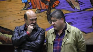 Se escucha a Rodrigo Fuentes Ávila, secretario de Desarrollo Social de Coahuila, pidiendo apoyo para Miguel Riquelme, alcalde con licencia de Torreón y aspirante a la gubernatura. (ARCHIVO)