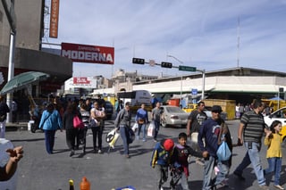 Lleno. Centro de Torreón se convirtió en un 'caos' por las compras de última hora. (EDITH GONZÁLEZ)