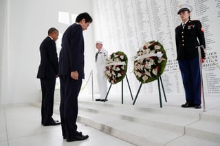 Unidos. Barack Obama y Shinzo Abe visitaron el memorial a las víctimas de Pearl Harbor.
