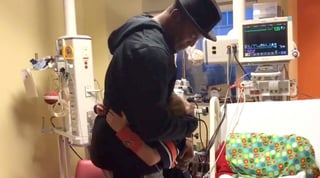 Taylor Deckard, de 10 años, recibió a Newton con un gran abrazo. Cam Newton visita a un niño enfermo del corazón