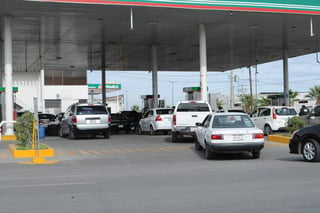 Gasolina. En un recorrido realizado ayer 31 de diciembre, se pudieron observar filas cortas en las gasolineras de Torreón, pero con flujo constante en cada una de las bombas abiertas. (RAMÓN SOTOMAYOR) 
