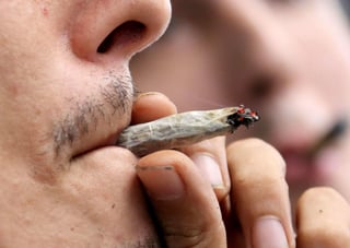 A partir de hoy, tanto en California como en Nevada, cualquier persona de 21 años o mayor puede poseer legalmente hasta una onza (28.3 gramos) de marihuana, fumarla en su casa o en espacios privados. (ARCHIVO)