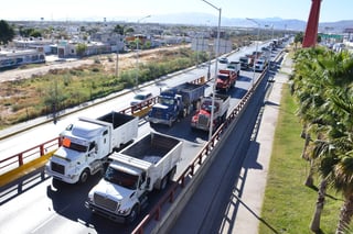 Inconformes. Transportistas de La Laguna de Coahuila y Durango se plantaron en el SAT. (Fernando Compeán)