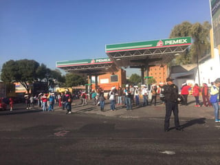 Ciudadanos de la Ciudad de México realizaron bloqueos a gasolineras de la delegación Tlalpan, al sur de la capital. (TWITTER) 
