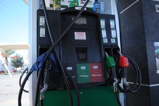 El análisis detalla que la cuota fija vigente para el IEPS (impuesto que forma parte de la Recaudación Federal Participable) estatal sobre gasolinas y el diésel, no fue modificado y es una cuota fija por litro. (RAMÓN SOTOMAYOR)