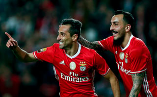 Jonas (i) de Benfica celebra su gol ante Vizela con su compañero Mitroglou, durante un partido de la Copa Portuguesa. (EFE)   