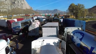 Al momento, están varados los vehículos 90 kilómetros a la redonda, siendo miles los que están ocupando la carretera, tanto la libre a Durango como la autopista. (EL SIGLO DE TORREÓN)