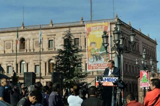 López Villarreal acudió a la Plaza de Armas en donde ofreció un discurso. (TWITTER)