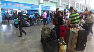 Decenas de viajeros están varados en la Central de Autobuses de Torreón. (EL SIGLO DE TORREÓN)