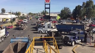 Camioneros comenzaron a retirarse del bloqueo que mantenían a las afueras de Pemex. (LEÓN CARMELO) 