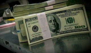 El dólar ha repuntado 75 centavos desde que inició el año y de acuerdo con Reuters, el peso mexicano se convirtió en la moneda más depreciada del mundo. (ARCHIVO)