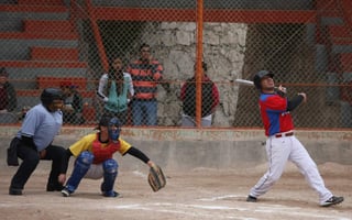 Juegos de pronóstico reservado se esperan en las dos categorías que integran este añejo circuito, cuyos encuentros se disputan en los campos de softbol de la Unidad Deportiva Torreón. (EL SIGLO DE TORREÓN)