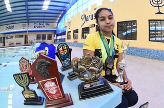 Dania Valeria Soto Hernández está colocada en los puestos número 29 dentro de la modalidad de pecho y en el 11 de mariposa dentro del ránking nacional de natación en categoría 11 - 12 años de edad. (Jesús Galindo)