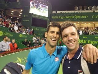 Horacio Zeballos (d) aprovechó para tomarse una foto con Novak Djokovic tras perder 6-3, 6-4. (Cortesía)