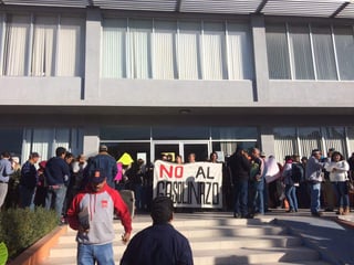 Manifestantes bloquearon el acceso a Recaudación de Rentas en contra del gasolinazo. (EL SIGLO DE TORREÓN) 