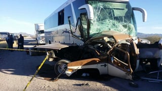 La camioneta fue impactada por el camión de pasajeros en un costado, provocando la muerte instantánea de quienes viajaban en la unidad particular. (EL SIGLO DE TORREÓN)
