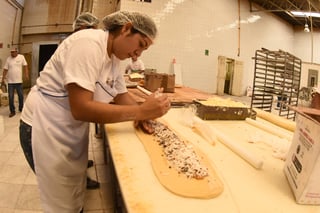 Trabajo. En la imagen se observa el relleno de la rosca. Pan. Pedro Ávila, tiene a su cargo alrededor de 40 personas para realizar la Rosca de Reyes. 