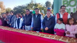El alcalde Morán Delgado se sacó “el monito” y se comprometió ante los asistentes a que invitará los tamales el Día de la Candelaria. (EL SIGLO DE TORREÓN)