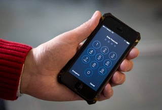 El FBI afirmó durante semanas que sólo Apple Inc. podía accesar a la información contenida en el teléfono de su fabricación, la cual estaba protegida por una codificación. (AP)