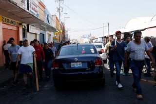 Reclamo. Mientras Peña se defiende de las críticas, ciudadanos salen a las calles armados con palos.